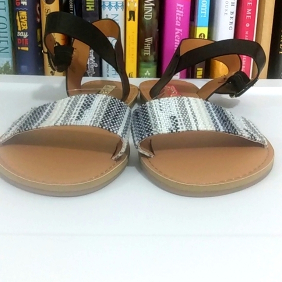QUPID BLACK WHITE ANKLE STRAP FLAT SANDALS SIZE 8.5 NWT - Picture 2 of 7